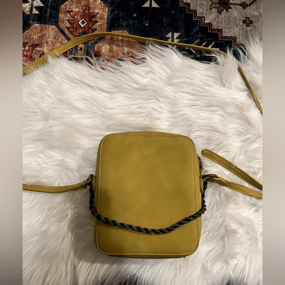 Mustard yellow crossbody w/bronze chain